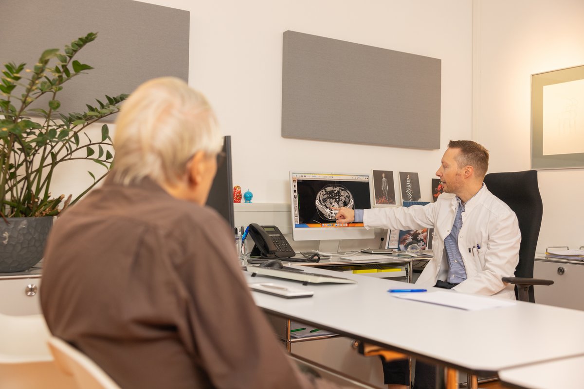 Patient mit Arzt im Gespräch